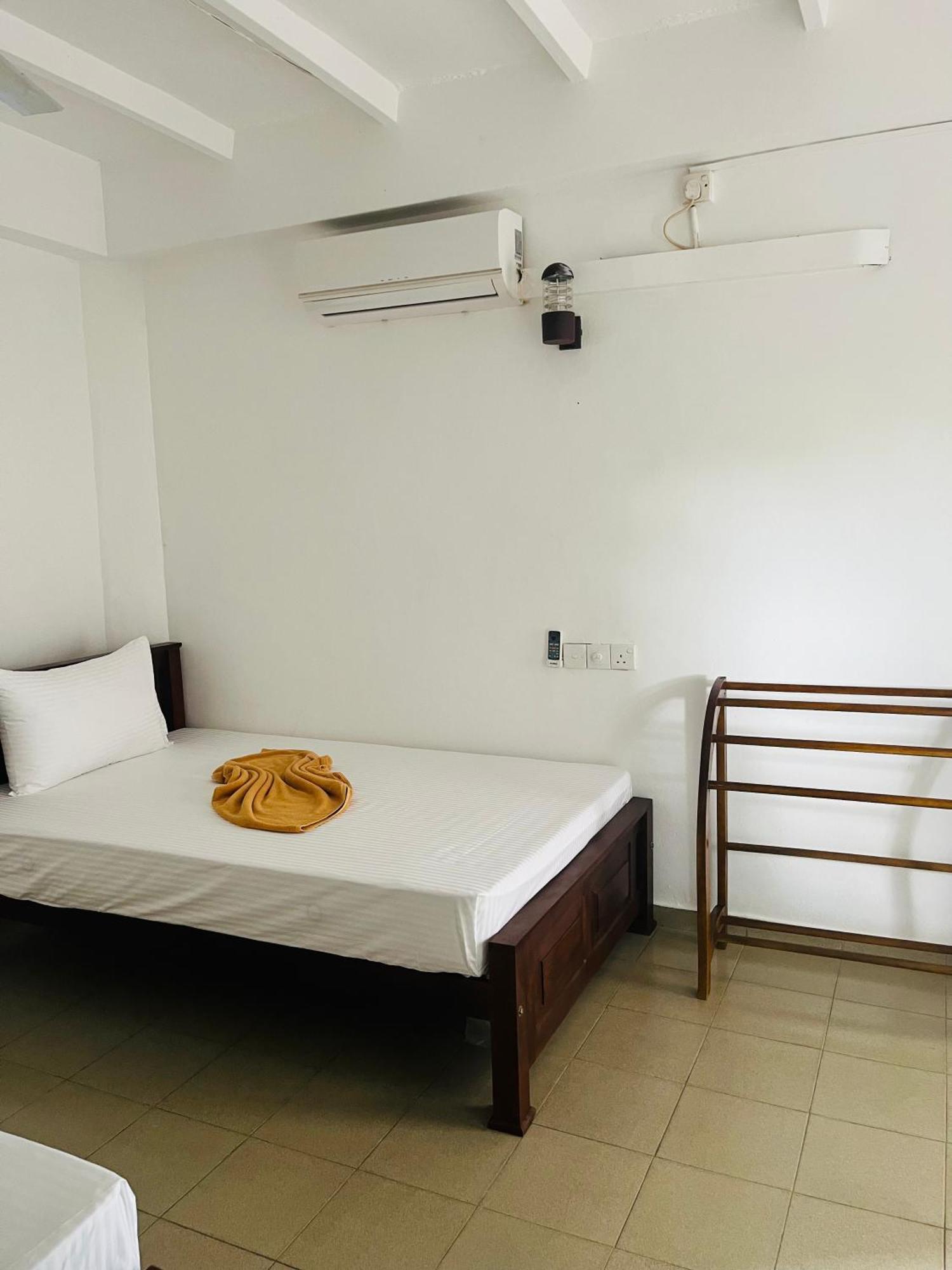 Crystal Wave Holiday Resort Polhena Matara Esterno foto