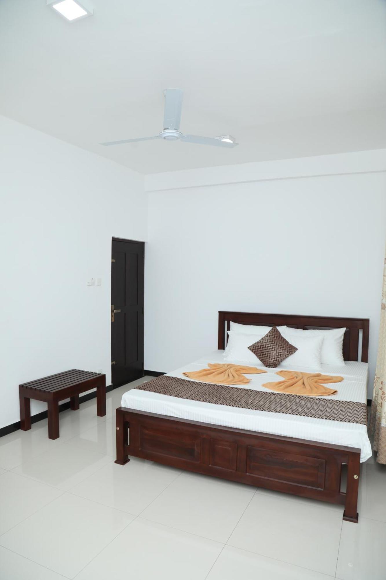 Crystal Wave Holiday Resort Polhena Matara Esterno foto