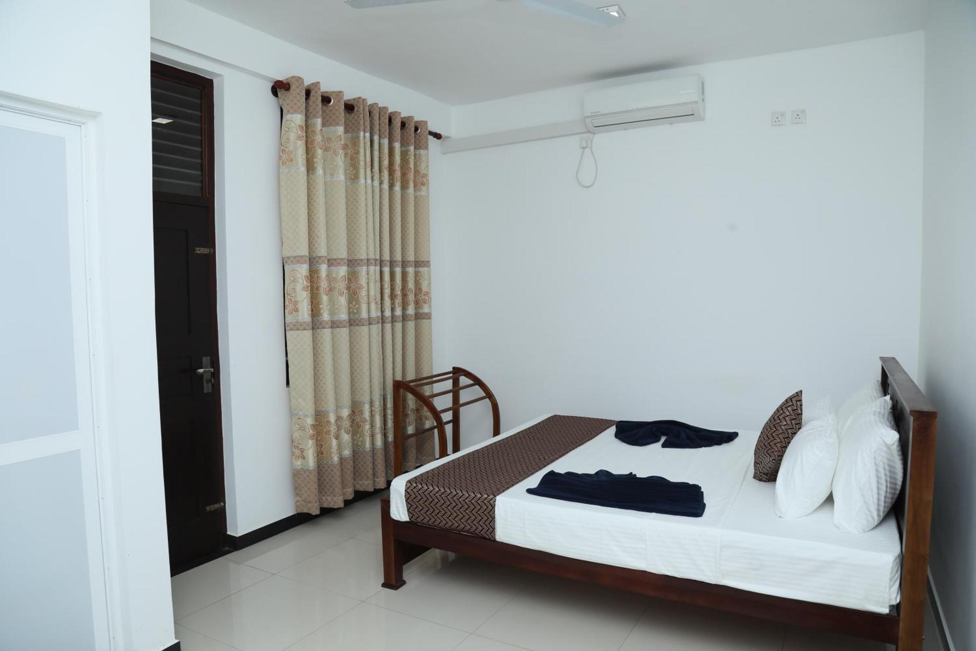 Crystal Wave Holiday Resort Polhena Matara Esterno foto